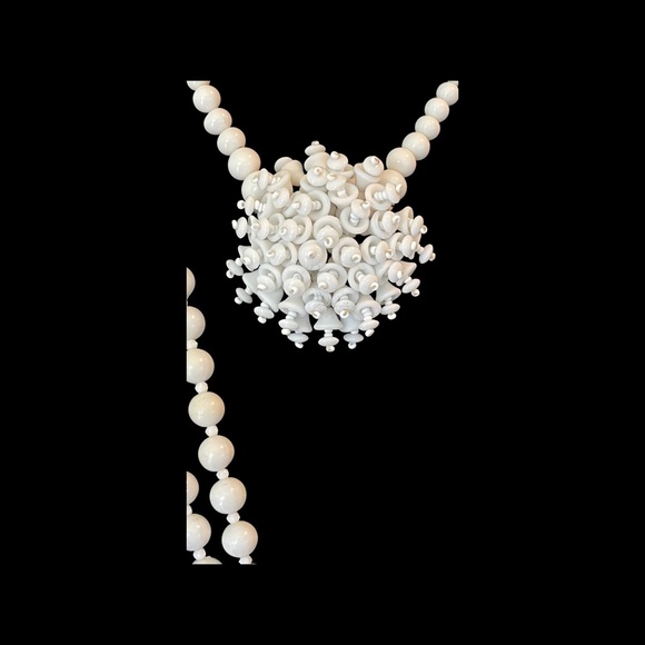 Two beautiful vintage 1940’s white glass with spiral glass beads detail - Picture 4 of 11